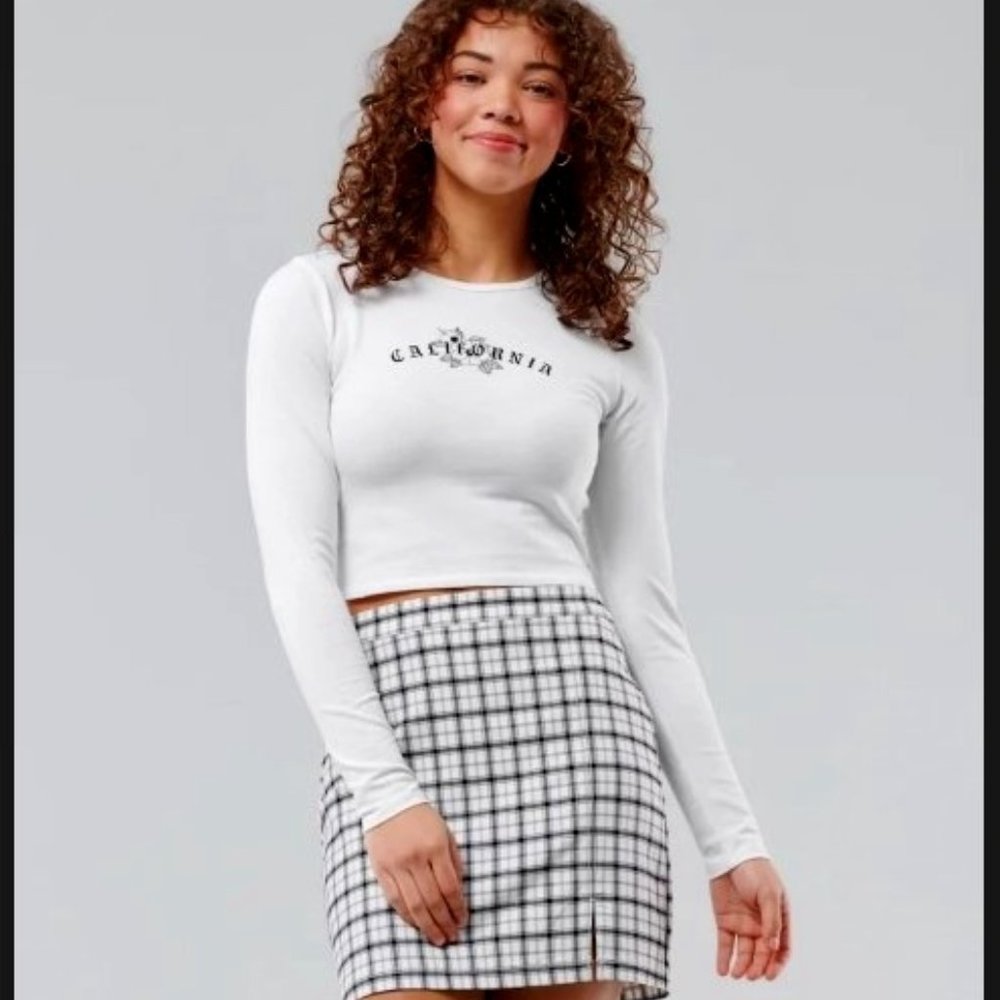 CROP GRAPHIC BABY TEE. NWT